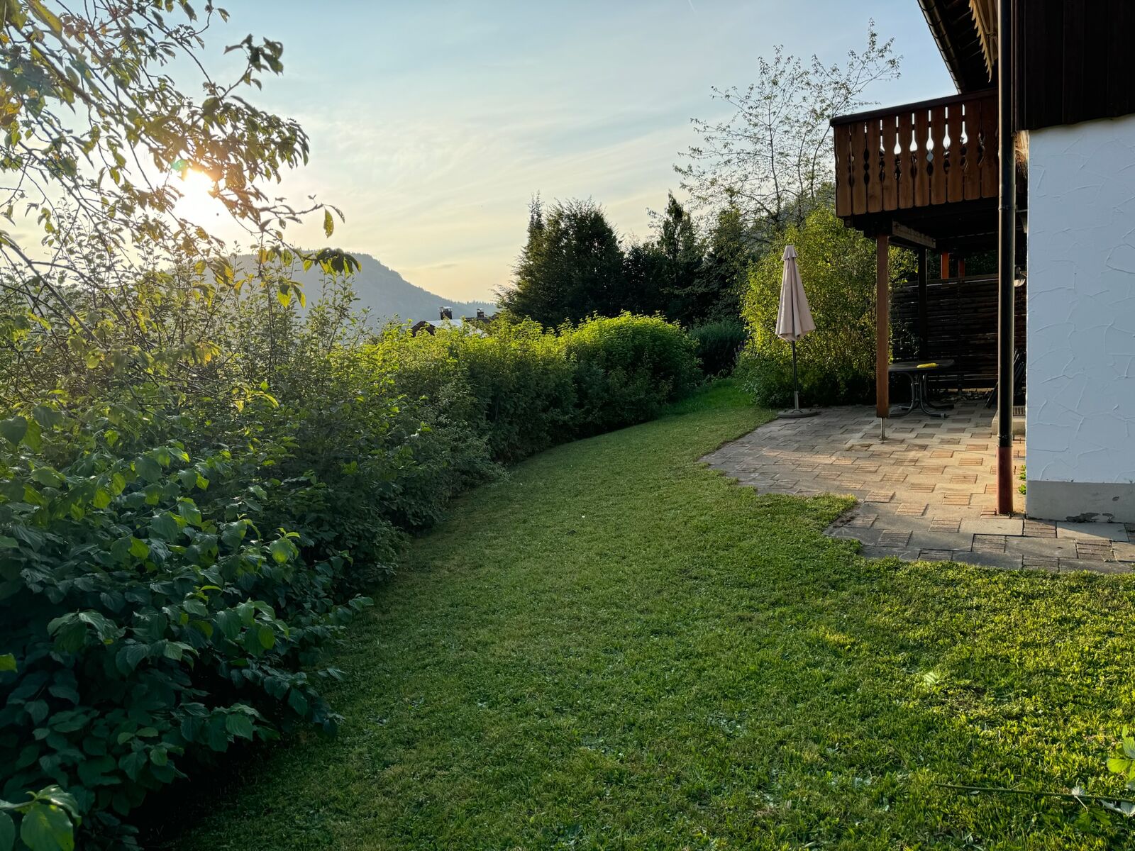 Chalet in Holzbauweise mit Bergen im Hintergrund