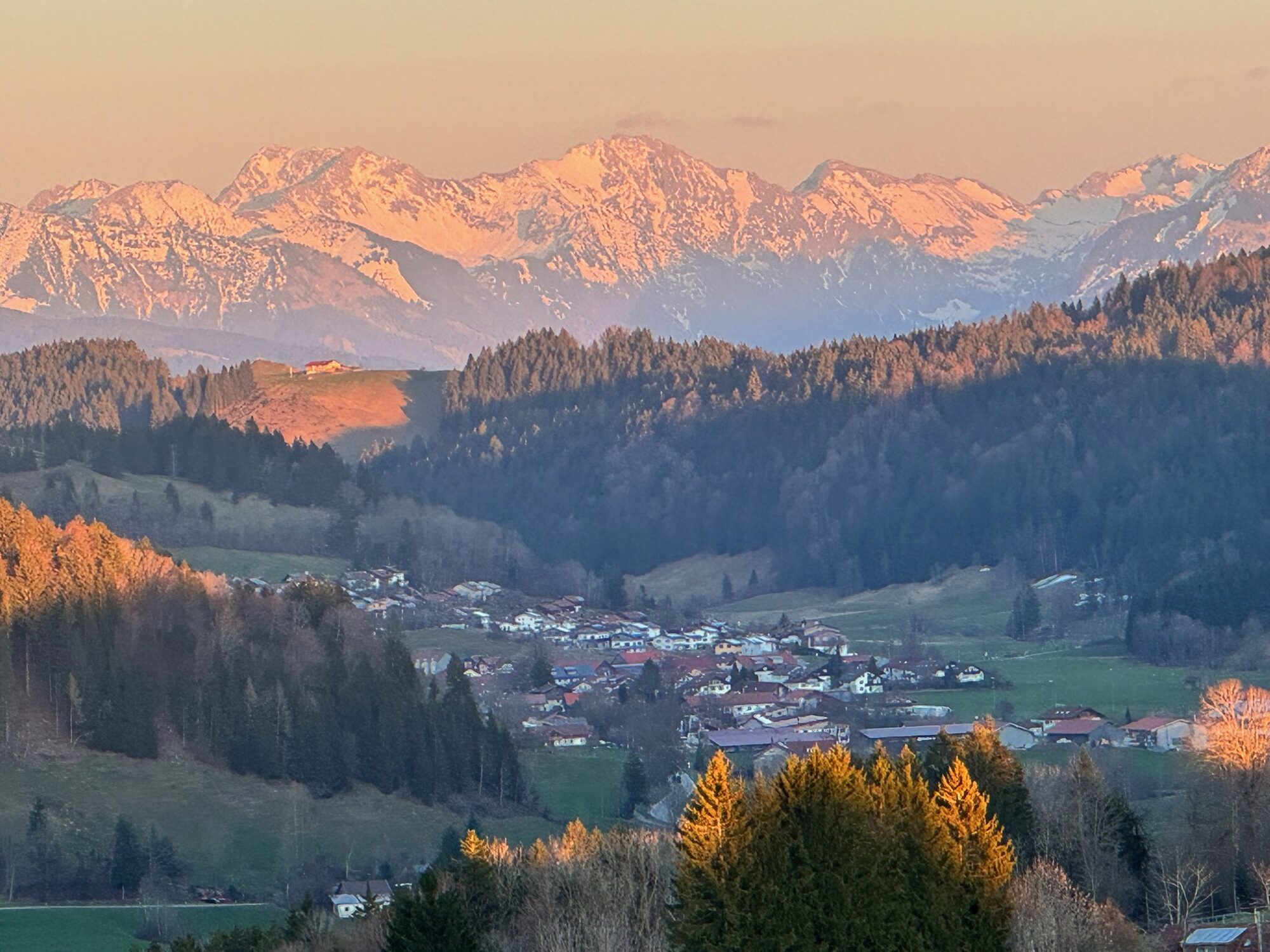 Abendrot über Missen im Allgäu mit Blick auf die schneebedeckten Berge