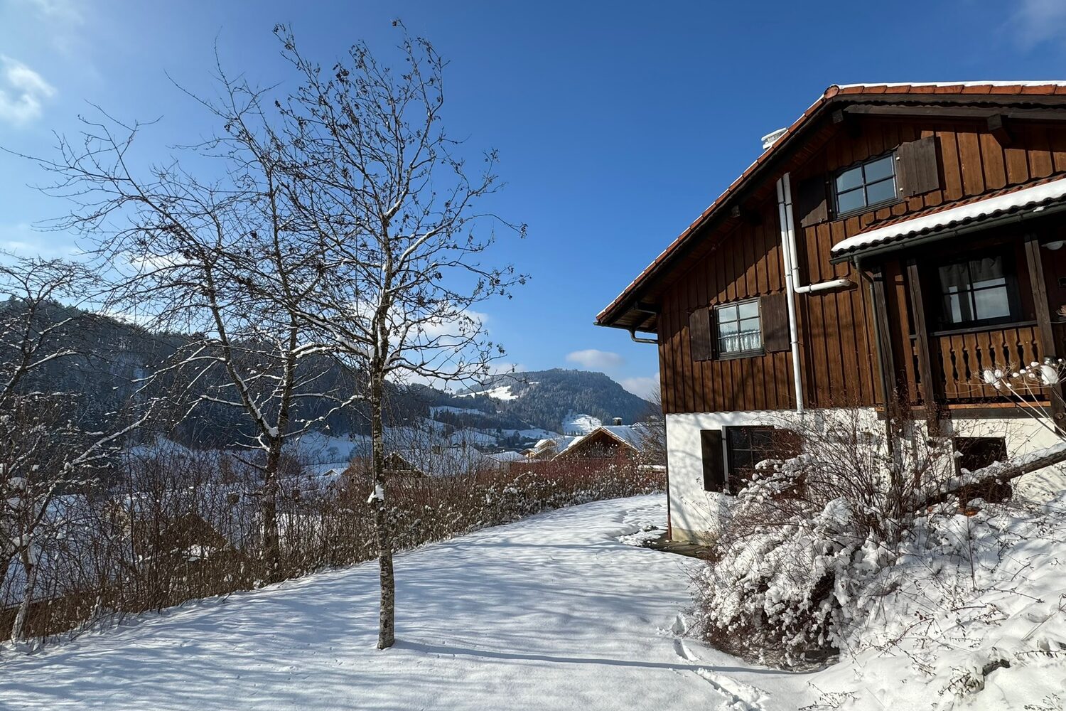 Dasselbe Chalet tief verschneit im Winter